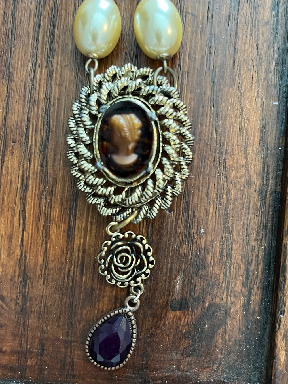 Vintage-Style Gold Cameo Pendant Brooch/Necklace with Pearlescent Beads - Picture 3 of 10